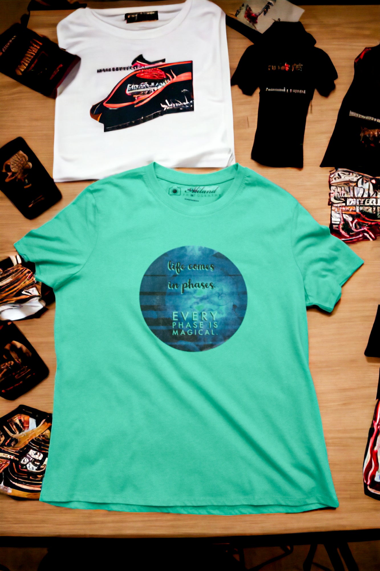 T-shirt "Life comes in phases."